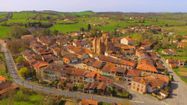 Une vue aérienne du village de Simorre, qui fait partie des villes labellisées Cittaslow